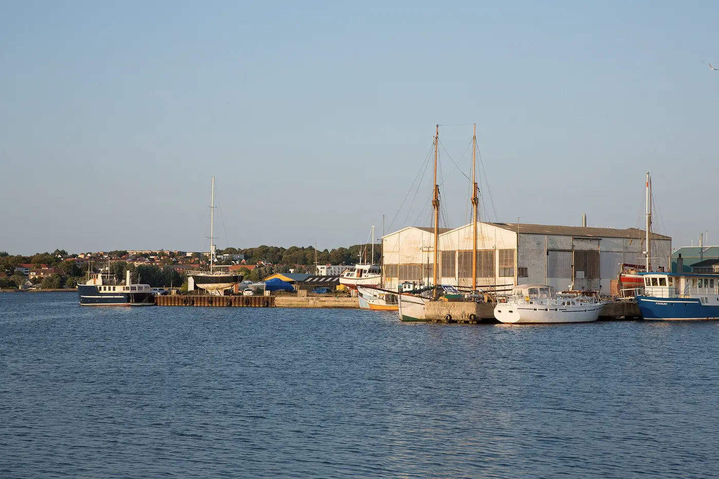 Bådehavnen i Aalborg med træskibe ved Limfjorden i aftenlys