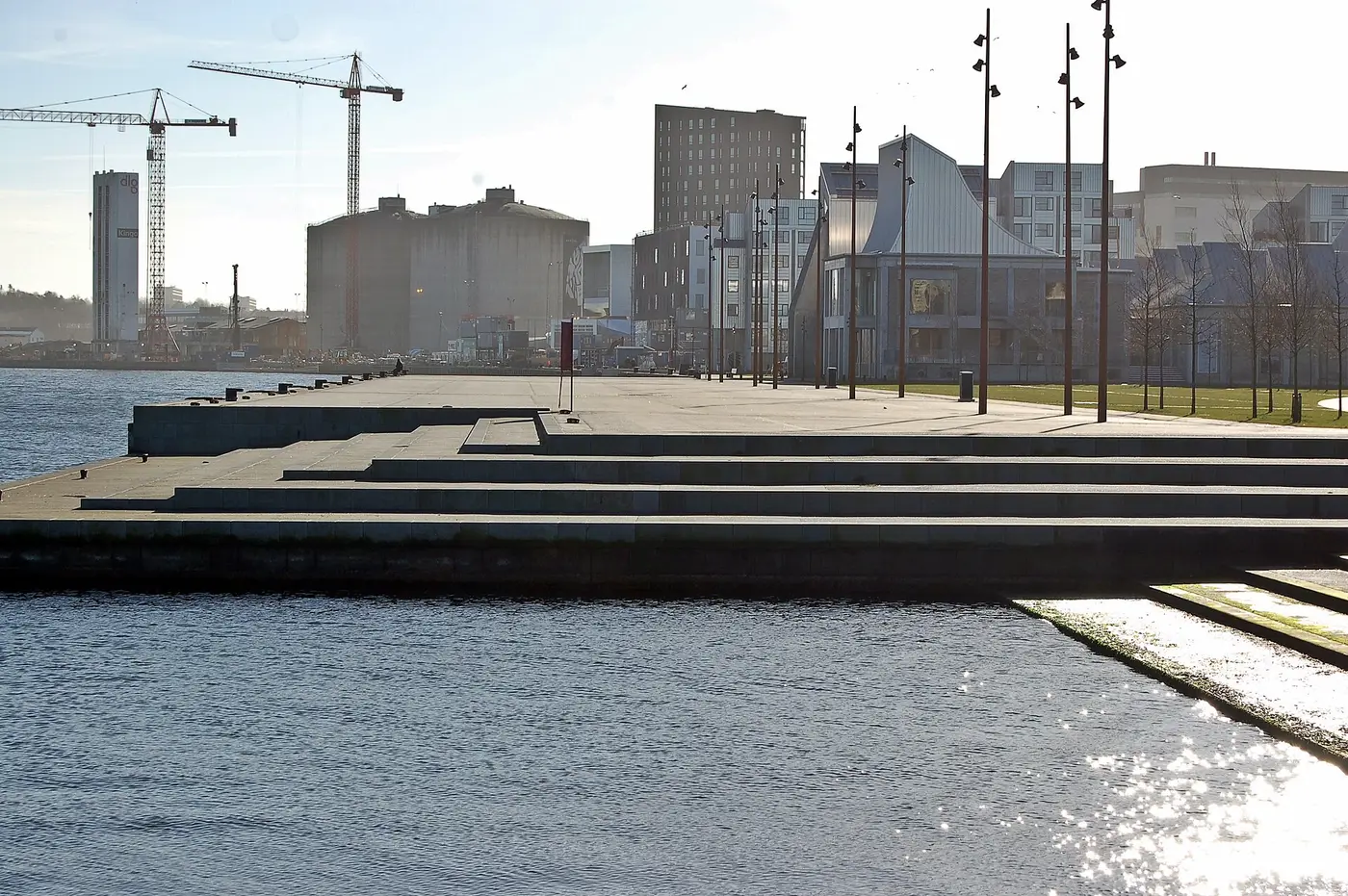 Trappen ned mod vandet ved Aalborg havnefront i martslys